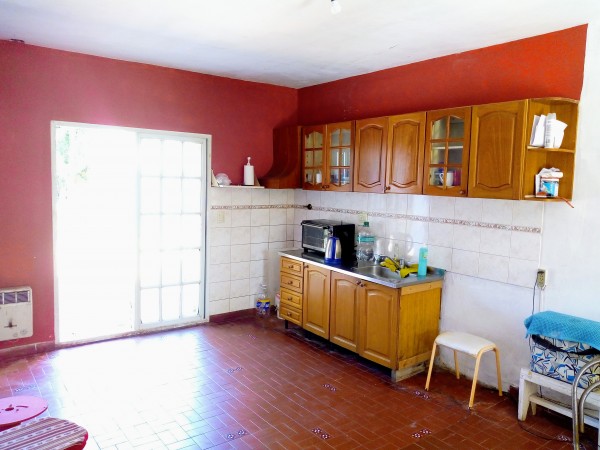 VENDE AMPLIA CASA, GARAJE, JARDÍN Y PILETA