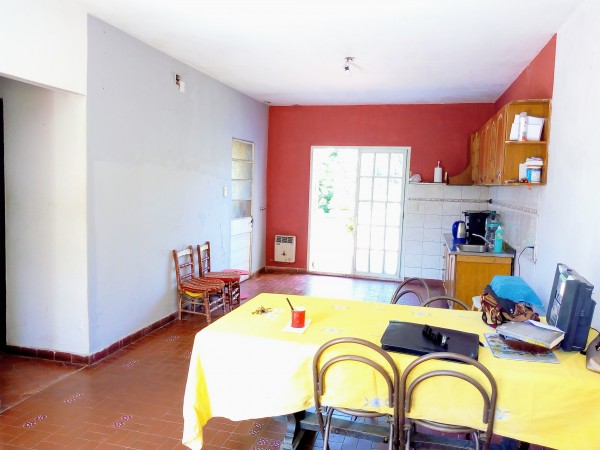 VENDE AMPLIA CASA, GARAJE, JARDÍN Y PILETA