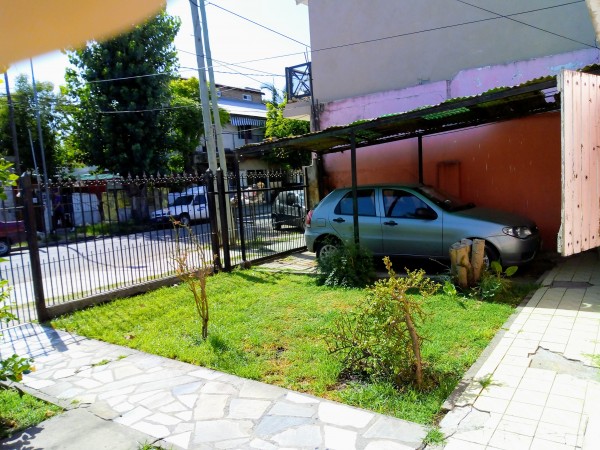 VENDE AMPLIA CASA, GARAJE, JARDÍN Y PILETA