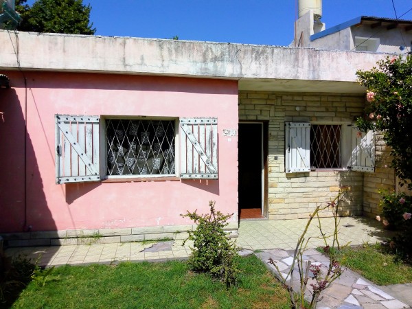 VENDE AMPLIA CASA, GARAJE, JARDÍN Y PILETA