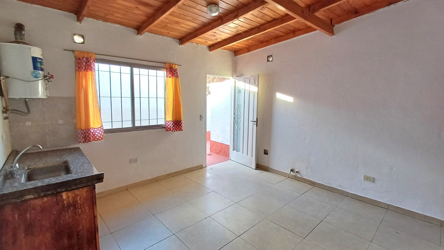 CASA EN VENTA + DEPTO, PH 