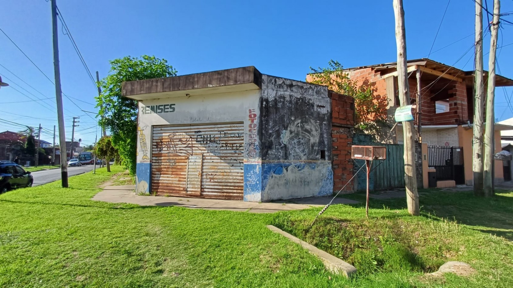 TERRENO CON CONSTRUCCION, LOCAL