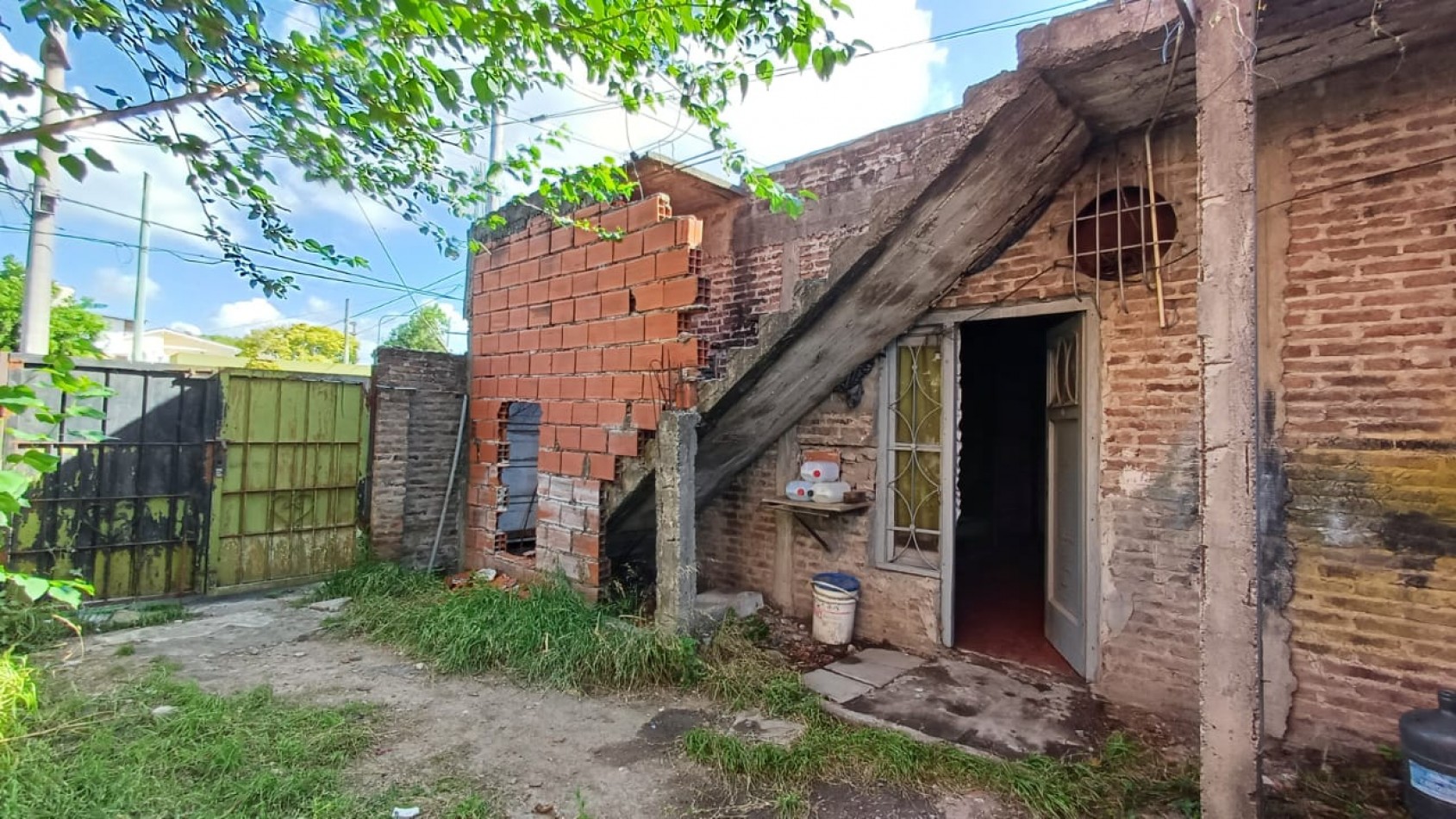 TERRENO CON CONSTRUCCION, LOCAL