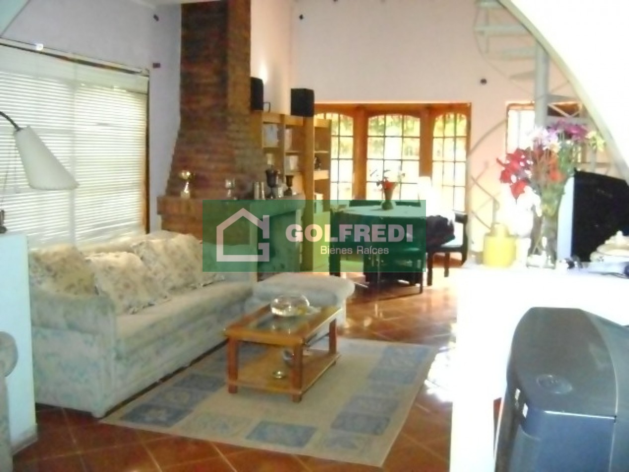 Casa de 5 ambientes en Benavidez Centro